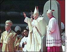 [Bild: Der Papst auf seinem Thron mit dem umgedrehten Kreuz]